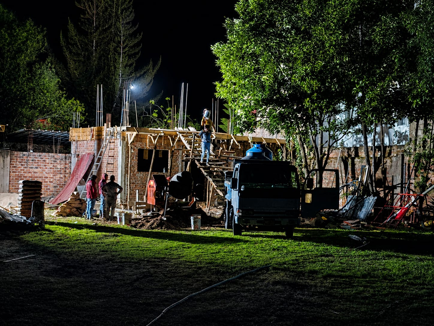 Obra nocturna con equipos